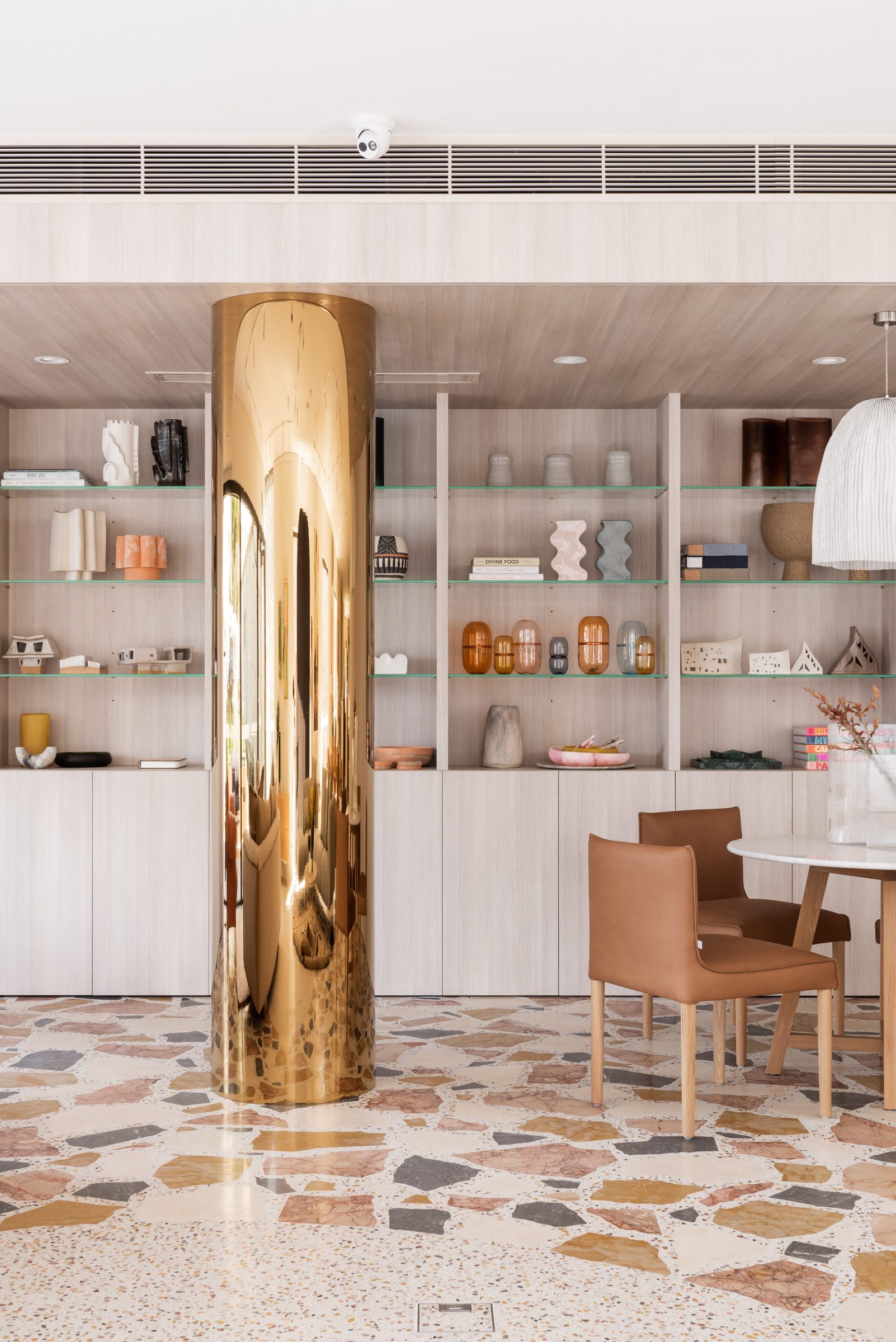 Modern interior with golden pillar and stylish decor elements from Jardan.